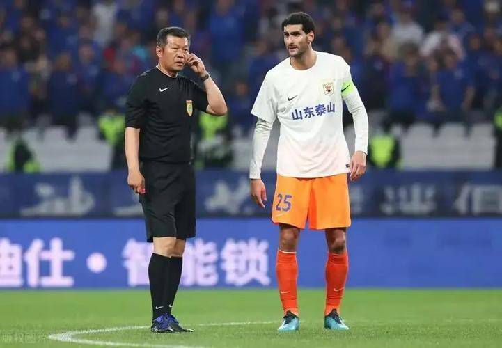 据知名记者罗马诺的消息，巴黎、拜仁今夏曾有意萨利巴，但球员只想留在阿森纳。